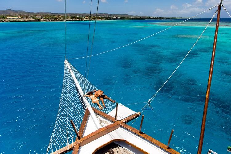 Aruba Romantic Activities for Two | Sunset Sailing Couple | Beach Brides
