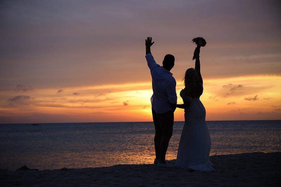 Aruba Beach Wedding | And they called it puppy love... real wedding story | Beach Brides